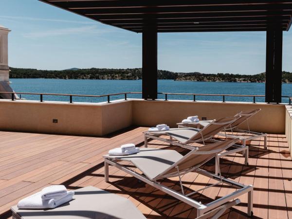 Armerun Heritage Hotel & Residences : photo 9 de la chambre appartement supérieur 2 chambres avec terrasse et bain à remous