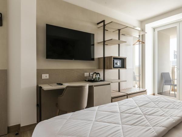 Life Hotel : photo 8 de la chambre chambre double ou lits jumeaux - vue partielle sur mer