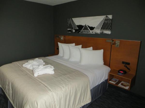 Travelodge by Wyndham Edmonton West : photo 7 de la chambre chambre lit queen-size deluxe - non-fumeurs