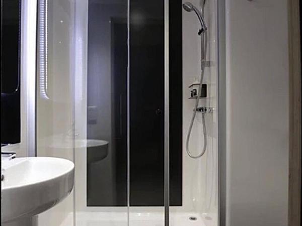 Kip Hotel : photo 3 de la chambre petite chambre simple avec salle de bains commune