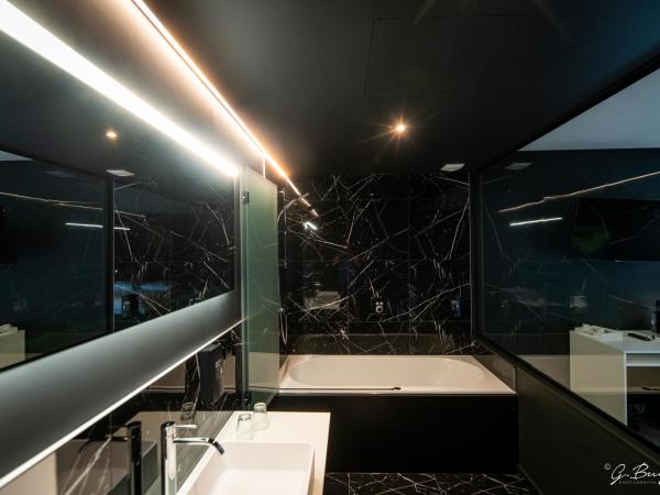 Boutique Hôtel, La Cour de la Reine, Rooftop city center : photo 1 de la chambre suite deluxe avec baignoire spa