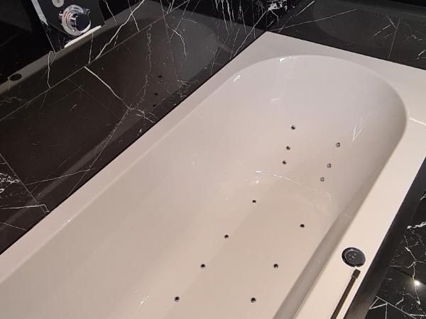 La Reine Hôtel, City Centre : photo 10 de la chambre suite avec baignoire spa