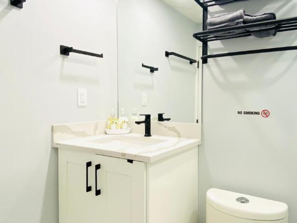 Cozy basement suite-溫馨小屋 designated parking : photo 1 de la chambre chambre double avec salle de bains privative