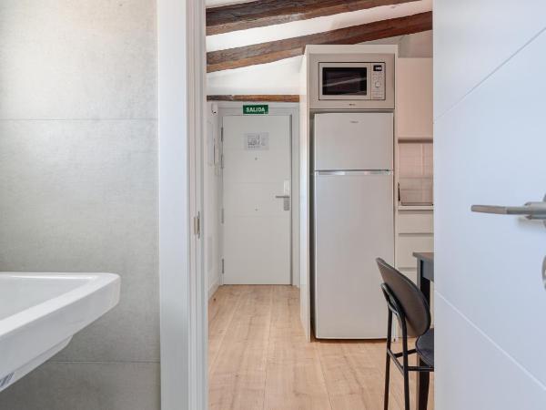 limehome Madrid Calle de Fomento - Digital Access : photo 5 de la chambre appartement 1 chambre sous les combles