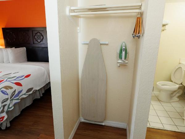 Garnet Inn & Suites, Orlando : photo 8 de la chambre chambre lit king-size