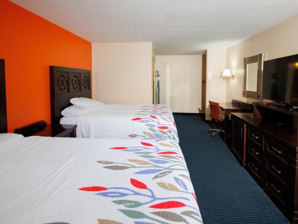 Garnet Inn & Suites, Orlando : photo 10 de la chambre family suite with two beds with garden/pool view