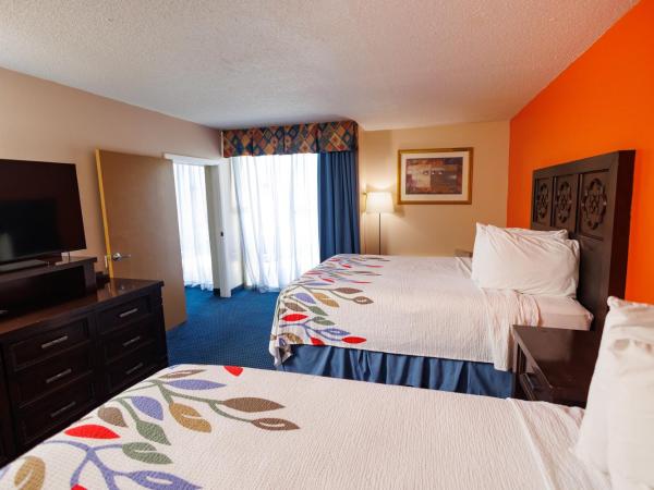 Garnet Inn & Suites, Orlando : photo 5 de la chambre family suite with two beds with garden/pool view