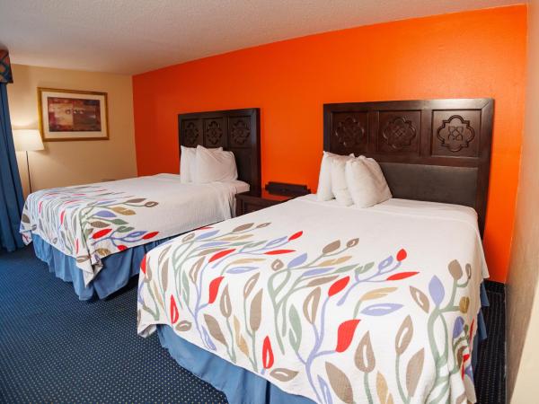 Garnet Inn & Suites, Orlando : photo 4 de la chambre family suite with two beds with garden/pool view