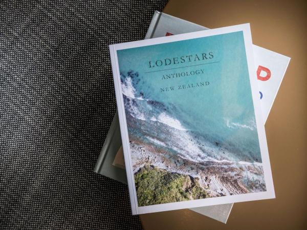 QT Queenstown : photo 5 de la chambre hébergement lit king-size - lac