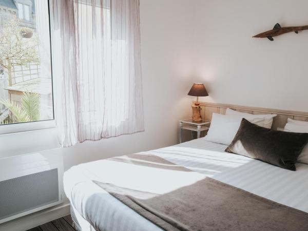 Hôtel Aux Tamaris - Vue Mer : photo 1 de la chambre chambre simple standard - vue sur ville - escale 