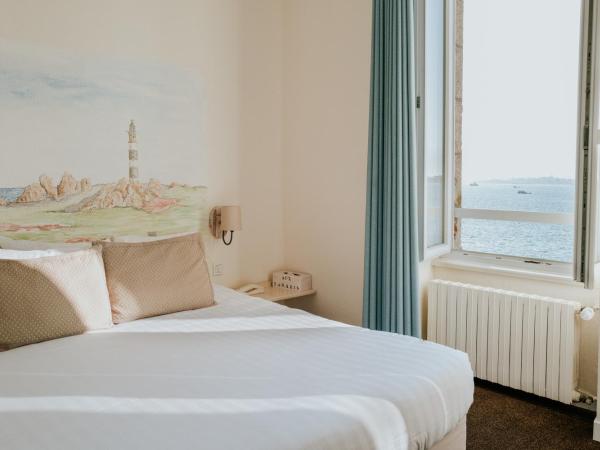 Hôtel Aux Tamaris - Vue Mer : photo 1 de la chambre  chambre double supérieure - grande vue sur mer - « rive »