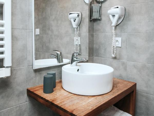 Hôtel Aux Tamaris - Vue Mer : photo 4 de la chambre chambre double standard - vue sur ville - croisière