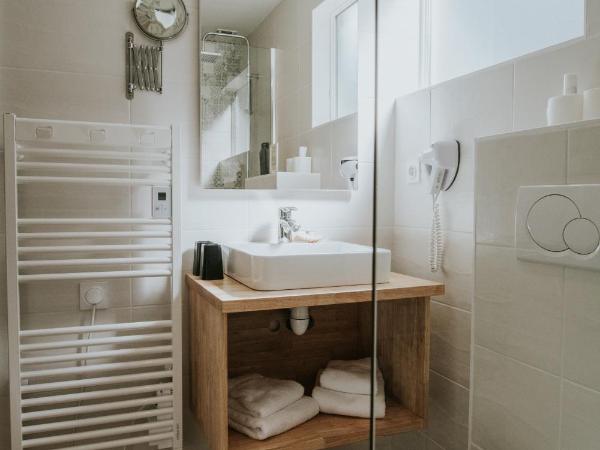 Hôtel Aux Tamaris - Vue Mer : photo 6 de la chambre chambre double standard - vue sur ville - croisière