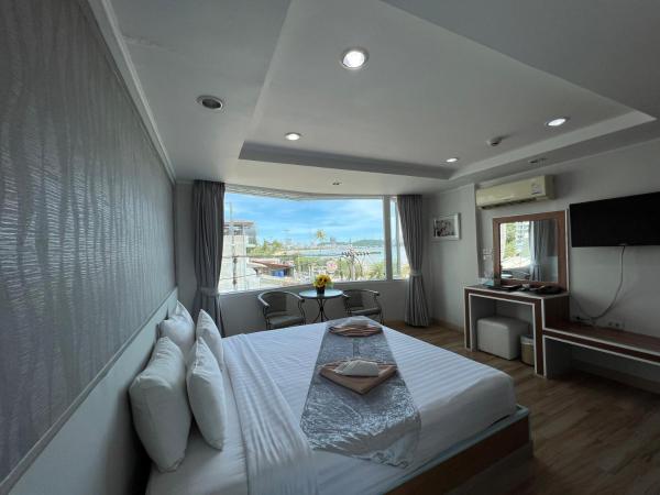The Beach Front Resort, Pattaya : photo 1 de la chambre chambre double deluxe - vue latérale sur mer