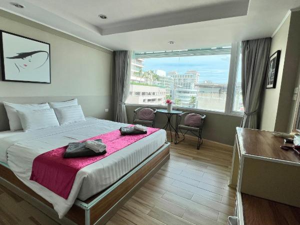 The Beach Front Resort, Pattaya : photo 10 de la chambre chambre double deluxe - vue latérale sur mer