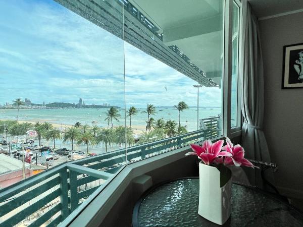 The Beach Front Resort, Pattaya : photo 4 de la chambre chambre double deluxe - vue latérale sur mer