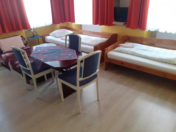 HappyHostel : photo 1 de la chambre chambre quadruple Économique avec salle de bains commune