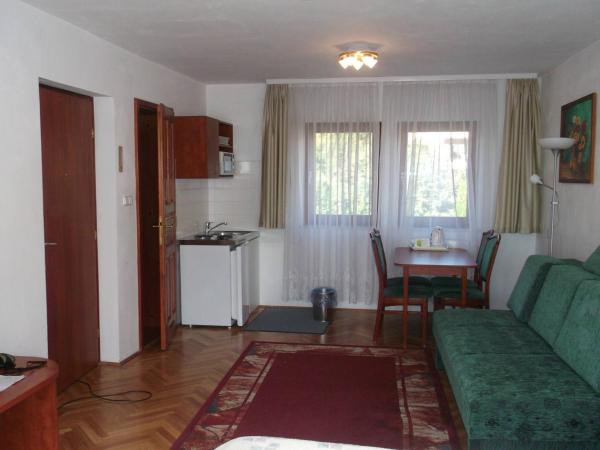 HELIOS Hotel Apartments : photo 1 de la chambre studio supérieur avec balcon