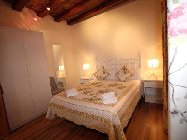 Hostal Orleans : photo 2 de la chambre chambre double ou lits jumeaux avec salle de bains commune