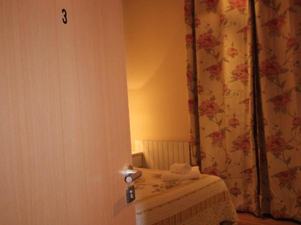 Hostal Orleans : photo 9 de la chambre chambre double ou lits jumeaux avec salle de bains commune