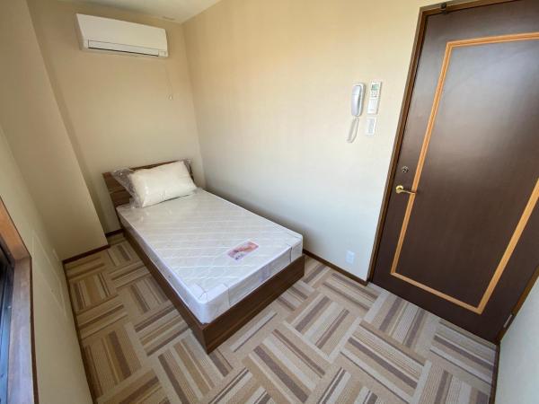 lifeone club : photo 1 de la chambre chambre simple avec toilettes et douche communes