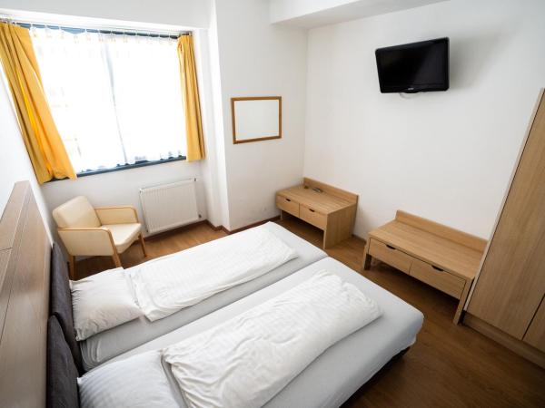 WOW City Hostel : photo 6 de la chambre chambre lits jumeaux avec salle de bains commune