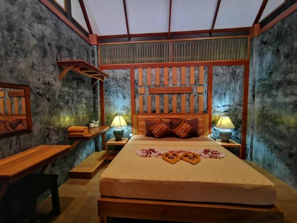 Phi Phi Relax Beach Resort : photo 9 de la chambre bungalow2chambres - vue sur mer