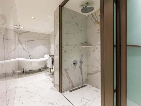 Stayso The House Hotel : photo 10 de la chambre suite junior avec terrasse et baignoire