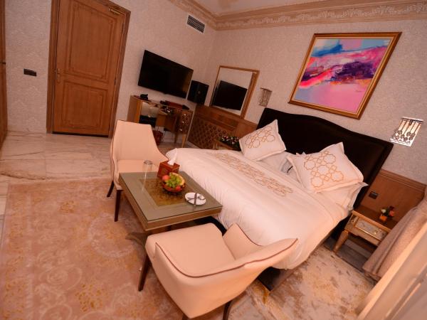 THE WHITE PALACE Rabat : photo 4 de la chambre chambre lit king-size - vue sur piscine 