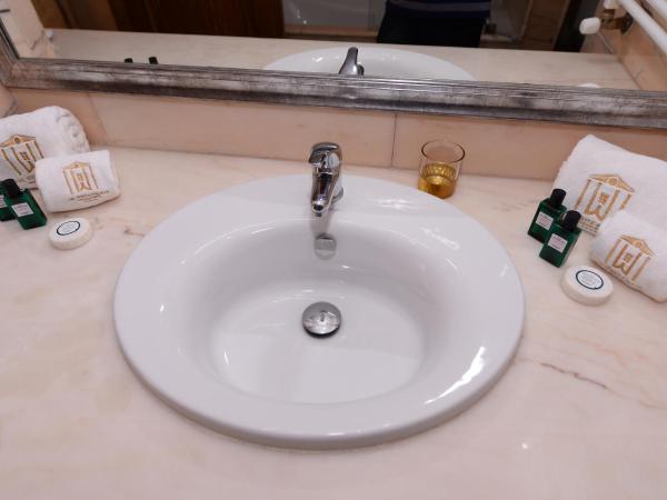 THE WHITE PALACE Rabat : photo 6 de la chambre suite lit queen-size - vue sur piscine