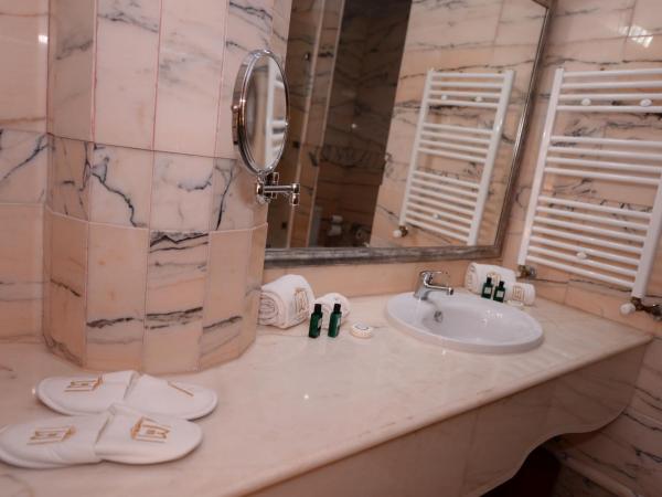 THE WHITE PALACE Rabat : photo 5 de la chambre suite lit queen-size - vue sur piscine
