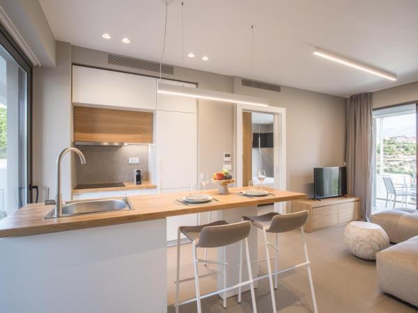Noemie Luxury Suites : photo 1 de la chambre suite deluxe avec baignoire spa