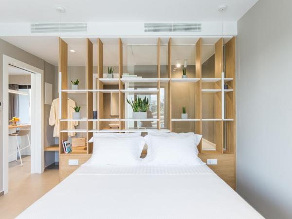 Noemie Luxury Suites : photo 4 de la chambre suite deluxe avec baignoire spa