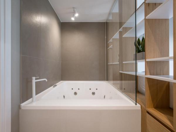 Noemie Luxury Suites : photo 5 de la chambre suite deluxe avec baignoire spa