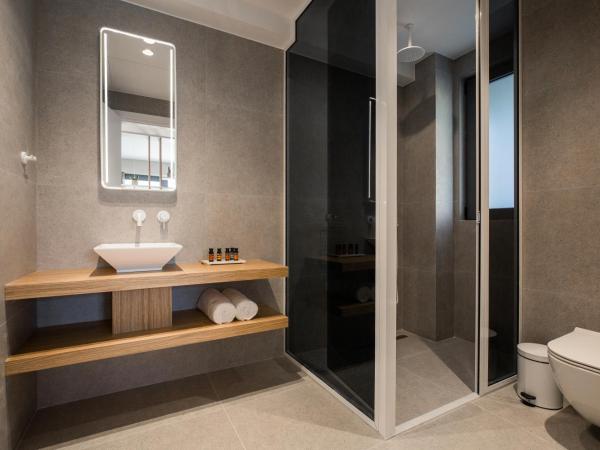 Noemie Luxury Suites : photo 6 de la chambre suite deluxe avec baignoire spa