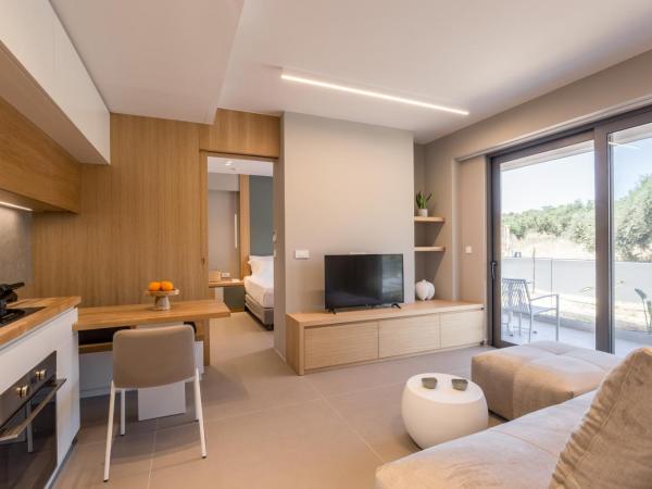 Noemie Luxury Suites : photo 1 de la chambre suite deluxe avec baignoire spa