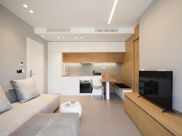 Noemie Luxury Suites : photo 2 de la chambre suite deluxe avec baignoire spa