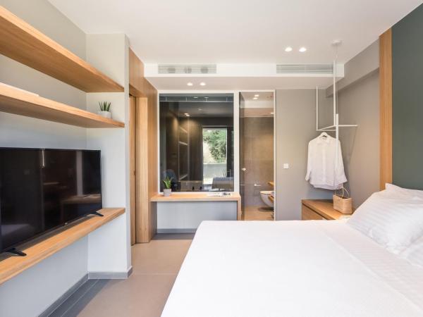 Noemie Luxury Suites : photo 5 de la chambre suite deluxe avec baignoire spa