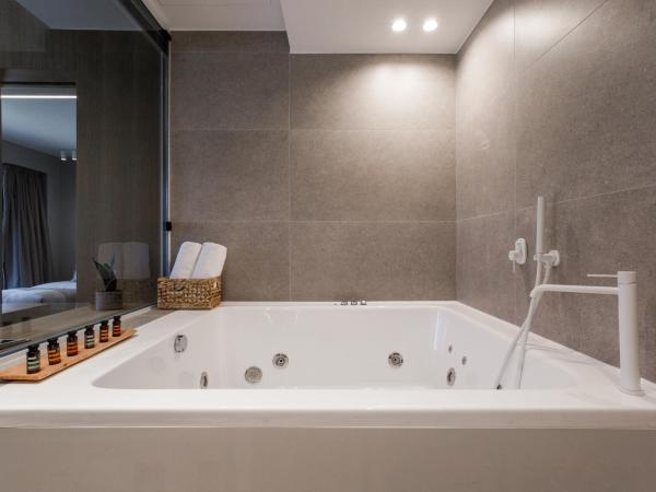 Noemie Luxury Suites : photo 5 de la chambre suite deluxe avec baignoire spa