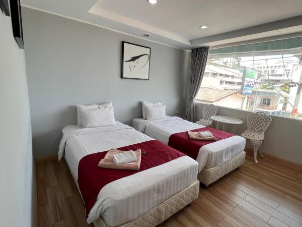 The Beach Front Resort, Pattaya : photo 2 de la chambre chambre lits jumeaux deluxe