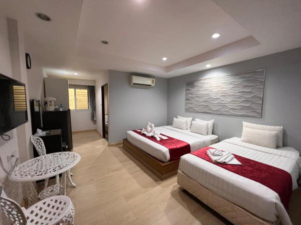 The Beach Front Resort, Pattaya : photo 1 de la chambre chambre triple standard