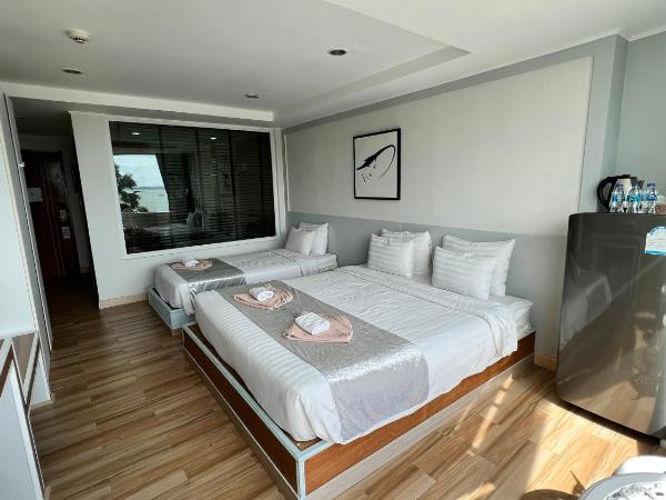The Beach Front Resort, Pattaya : photo 4 de la chambre chambre triple - vue sur mer