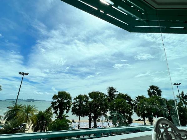 The Beach Front Resort, Pattaya : photo 3 de la chambre chambre triple - vue sur mer