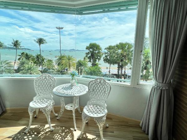The Beach Front Resort, Pattaya : photo 2 de la chambre chambre triple - vue sur mer