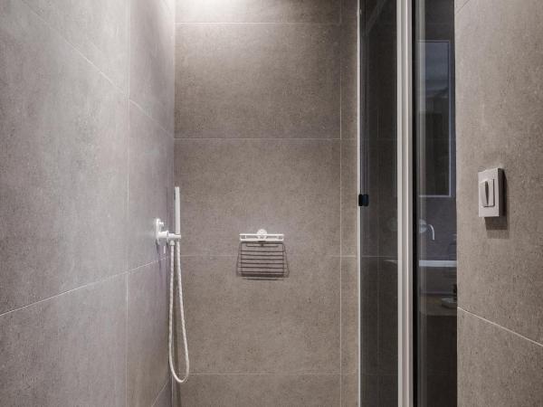 Noemie Luxury Suites : photo 9 de la chambre suite deluxe avec baignoire spa