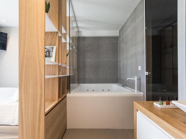 Noemie Luxury Suites : photo 7 de la chambre suite deluxe avec baignoire spa