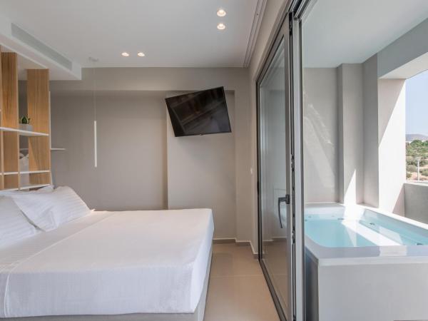 Noemie Luxury Suites : photo 4 de la chambre suite deluxe avec baignoire spa
