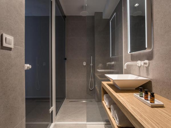 Noemie Luxury Suites : photo 7 de la chambre suite deluxe avec baignoire spa