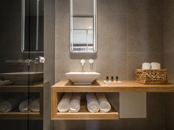 Noemie Luxury Suites : photo 6 de la chambre suite deluxe avec baignoire spa
