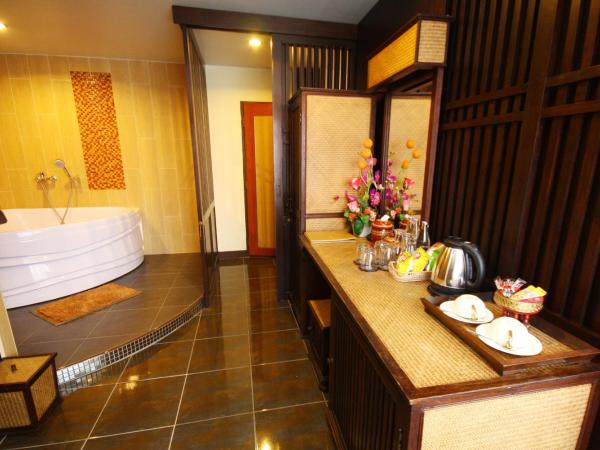 CM Night Bazaar Boutique Hotel โรงแรม ซี เอ็ม ไนท์บาซาร์ บูทีค - SHA Plus Certified : photo 1 de la chambre suite jasmine avec baignoire spa